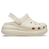 Zuecos Crocs Classic Crush Clog en color beige con plataforma alta, perforaciones superiores para ventilación y personalización, y tira trasera pivotante.