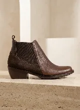 Bota tipo Chelsea de cuero negro con paneles laterales elásticos y taco bajo cuadrado. Presenta una combinación de texturas en el cuero y una presilla trasera para facilitar el calce.