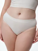 Bombacha tipo bikini de microfibra seamless, con diseño de corte clásico y cintura ancha. Confeccionada en tejido elástico que se adapta al cuerpo sin marcar.