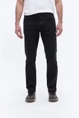 Jean de corte recto y tiro medio con efecto lavado, confeccionado en tejido de algodón con elastano. Presenta cierre frontal con botón y cremallera, bolsillos laterales y traseros, y trabillas para cinturón.