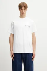Remera blanca de manga corta y cuello redondo, con pequeño estampado tipográfico en el pecho.