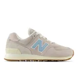 Championes urbanos New Balance modelo 574, color beige con detalles en celeste y suela de goma marrón.