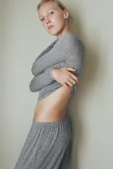 Pantalón baggy gris melange confeccionado en hilatura con lana, de tiro bajo y cintura elástica.