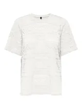 Remera de manga corta con cuello redondo y diseño regular fit, confeccionada en tejido perforado con patrón geométrico.