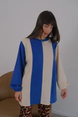 Buzo de viscosa con diseño a rayas verticales rojas y beige, mangas largas abullonadas con puños elastizados.