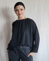 Remera de manga larga confeccionada en lanilla, con diseño holgado y escote fruncido.