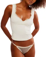 Bombacha tipo tanga de encaje transparente con diseño de lunares, presenta elásticos laterales ajustables y detalles de puntilla en los bordes.