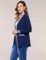 Cárdigan largo azul marino de punto acanalado fino, con frente abierto y diseño de guarda geométrica jacquard a contraste en los bordes frontales, puños y bolsillos falsos.