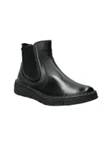 Botin Chelsea de cuero negro con paneles elásticos laterales y suela plana texturizada con costuras visibles.
