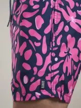 Short de baño con estampado botánico en tonos naranja y coral, con cintura elástica ajustable mediante cordón y malla interior para mayor soporte.