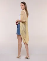 Kimono Do Everything In Love de tejido calado en color beige, con diseño abierto de manga corta y largo midi.