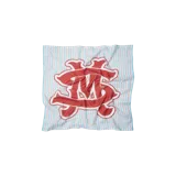 Pañuelo bandana cuadrado con diseño de rayas verticales celestes y rojas de fondo, y un gran logotipo rojo con bordes blancos en el centro.
