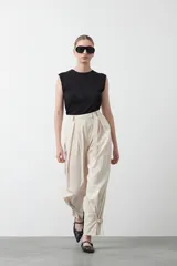 Top negro sin mangas con textura floral en relieve y diseño estructurado.