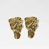 Par de caravanas doradas con diseño abstracto.