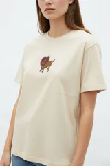 Remera cropped de algodón con cuello redondo, diseño holgado y estampado frontal de una copa con cerezas.