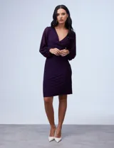 Vestido azul de RM Richards en seda fría, con escote en V cruzado, cintura drapeada, mangas largas de gasa y aplique de botones en el lateral.