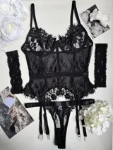 Corset negro de encaje floral y transparencias con portaligas ajustables y tanga a juego.