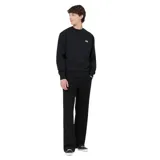 Pantalón negro de corte recto, con bolsillos laterales y traseros.