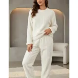 Conjunto de pijama de dos piezas confeccionado en plush suave con diseño trenzado. Incluye un buzo de manga larga con cuello redondo y un pantalón con cintura elástica.