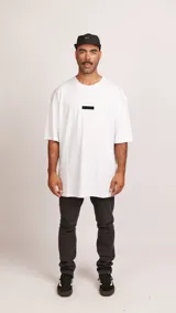 Remera blanca de jersey de algodón con cuello redondo y corte oversize.