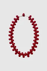 Collar de cuentas rojas en forma de gota, ensartadas en un hilo fino con cierre de nudo.