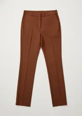 Pantalón sastrero de corte recto y tiro medio, en color beige. Presenta cierre frontal con botón oculto, bolsillos laterales y trabillas para cinturón.