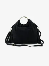 Cartera de mano confeccionada en cuero gamuzado color marrón, con diseño flexible y detalles de flecos laterales. Presenta un asa rígida metálica circular y una abertura superior fruncida.