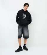 Hoodie negro de corte holgado con capucha y bolsillo frontal tipo canguro. Presenta una estampa fotográfica de Tupac Shakur en el pecho con el texto 'Tupac' y 'All Eyez On Me'.