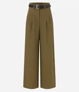 Pantalón wide leg de viscosa color negro, con cintura alta, trabillas, cinturón con hebilla cuadrada, bolsillos delanteros y pliegues.