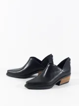 Zapato de cuero negro con taco de 5cm y cierre en el talón.