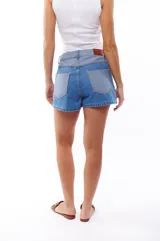 Short de jean celeste con paneles laterales en denim más oscuro.