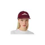 Gorro tipo dad hat de color bordó con visera curva, ojales bordados para ventilación y el logo bordado de la marca "EMESTUDIOS" en color blanco en el frente.