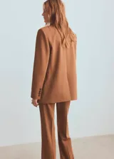 Blazer estructurado de corte recto, con cuello de solapa con muesca, cierre frontal de un botón y bolsillos laterales con solapa.