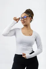 Remera de manga larga color marrón, con escote redondo y diseño de morley.