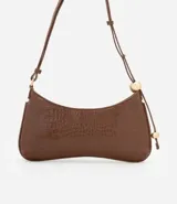 Cartera baguette marrón con textura croco, confeccionada en material sintético. Tiene cierre de cremallera y correa de hombro con esferas doradas.