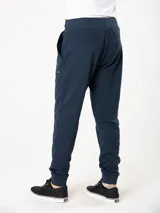Pantalón de jogging gris con cintura elástica ajustable con cordón y puños ajustados.