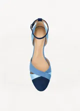 Ballerina de diseño contemporáneo con laterales abiertos, bandas cruzadas en el empeine en tonos celestes y azules, puntera redondeada en azul marino y delicada pulsera al tobillo con cierre de hebilla.