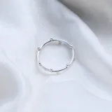 Anillo de plata 925 con bolitas en relieve.