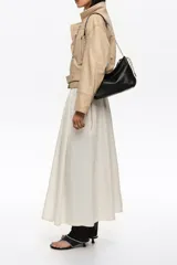 Bolso de hombro mediano de piel color beige, con cierre de cremallera, asas de cordón ajustable y logo grabado en el frente.
