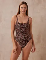 Malla enteriza marrón con estampado animal print, escote redondo y breteles regulables. Cuenta con copa armada y forro interno.
