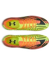 Championes de futbol Under Armour Shadow Pro 4 FG, diseño en color anaranjado con patrones geométricos en negro y amarillo. Cuentan con empeine textil ligero, cuello de punto tipo calcetín, cordones frontales y suela con tacos moldeados para césped natural.