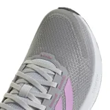 Championes de running Adidas Runblaze para mujer, con diseño en malla gris y detalles en color rosado. Presentan la tecnología Cloudfoam en la entresuela para mayor amortiguación y suela de goma resistente.