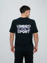 Remera Umbro de manga corta, color celeste, con cuello redondo y el logo de la marca bordado en el pecho.