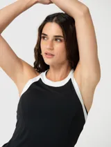Remera sin mangas de corte deportivo con cuello halter y detalles en color blanco en los bordes. Presenta espalda semi descubierta y diseño ajustado al cuerpo.