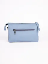 Bandolera rectangular color bronce con correa ancha de tela negra regulable y desmontable.