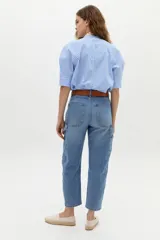 Pantalón de denim con corte barrel relajado y tiro medio, confeccionado en algodón con spandex. Presenta un estampado floral integral sobre fondo negro.
