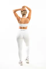 Calza deportiva azul con cintura alta y detalle de frunce en la parte trasera.