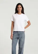 Remera básica de manga corta y cuello redondo, de corte recto y color blanco.