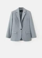 Blazer de corte recto color celeste, con solapa de muesca, cierre frontal con un botón negro y bolsillos con solapa.