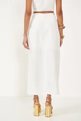 Falda larga off-white con diseño cruzado y lazo lateral.